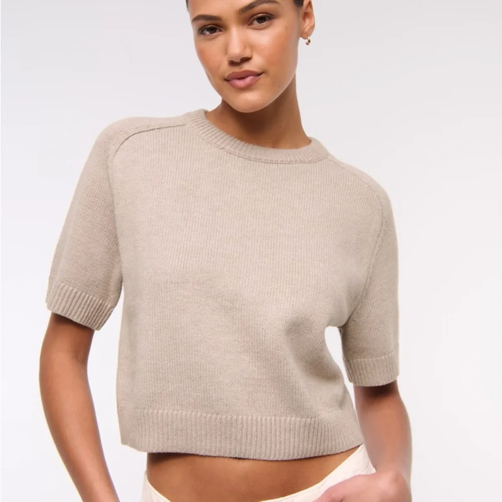 The A&F Madeline Crew Sweater Tee in Green XS - Picture 2 of 5